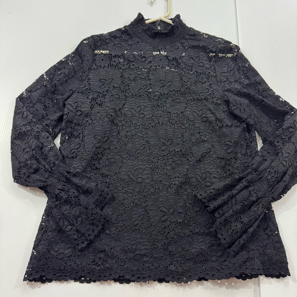382. Women’s beautiful Adrianna‎ Papell Black Lace Blouse (M)